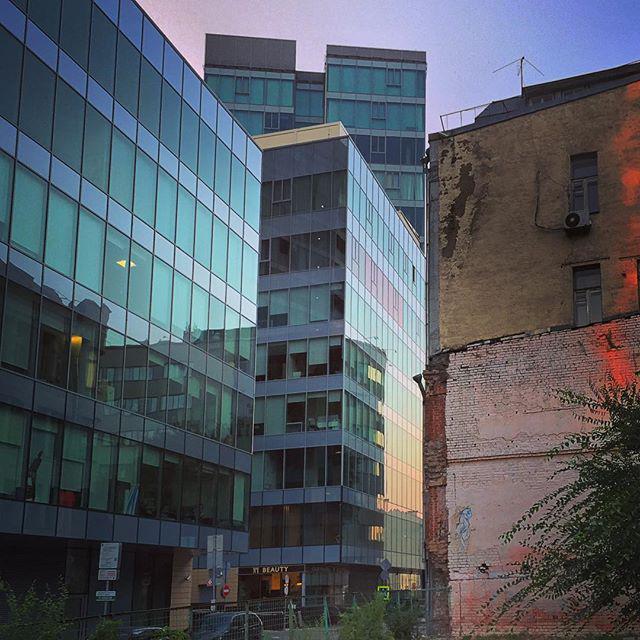 saintano's tweet image. #новоевстроительстве встретило #старыедома #контрастымосквы #летовмоскве #мск #цветнойбуль… ift.tt/1f2diao