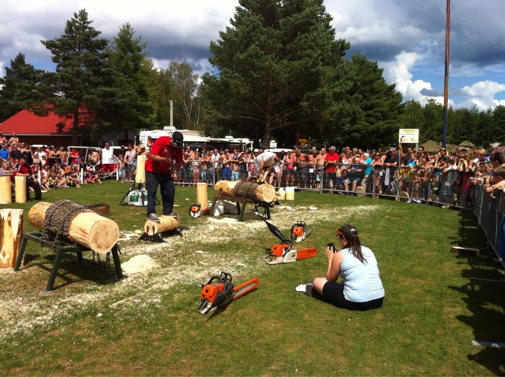 janetwalker85's tweet photo. Woodsmen demo in Quebec with JP #lumberjacklife #goodtimes #hugecrowd http://t.co/z3uXfqu8GZ