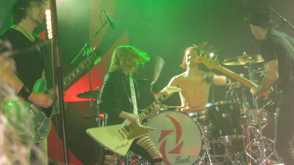 EmJ93's tweet photo. Happy #HalestormDay @LZZYHALE @AREJAYHALE @TheJoeStorm @Jodowa πππ http://t.co/EVXK4N7dbE