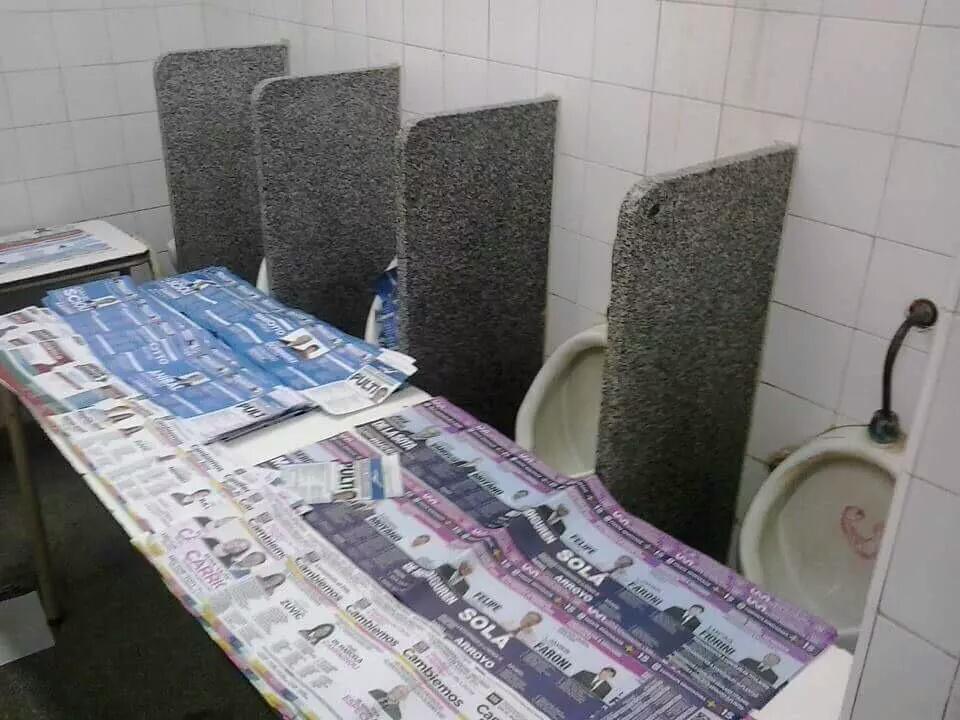 SoyArgen's tweet photo. Se vota en un baño. SOMOS EL MEJOR PAÍS DEL MUNDO http://t.co/s6M13M7EdF