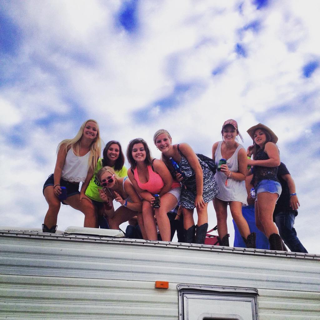 sarahzonaaa's tweet photo. Until next year 🍻 #cotr2015 http://t.co/Mjfx9LKwt1
