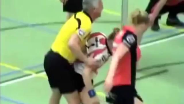taringavideo's tweet photo. Arbitro Cae Encima De Jugadora Quedando En Una Posición Sexual VER VIDEO: http://t.co/qUTDPPY1i3 http://t.co/XSzDX6fAjh