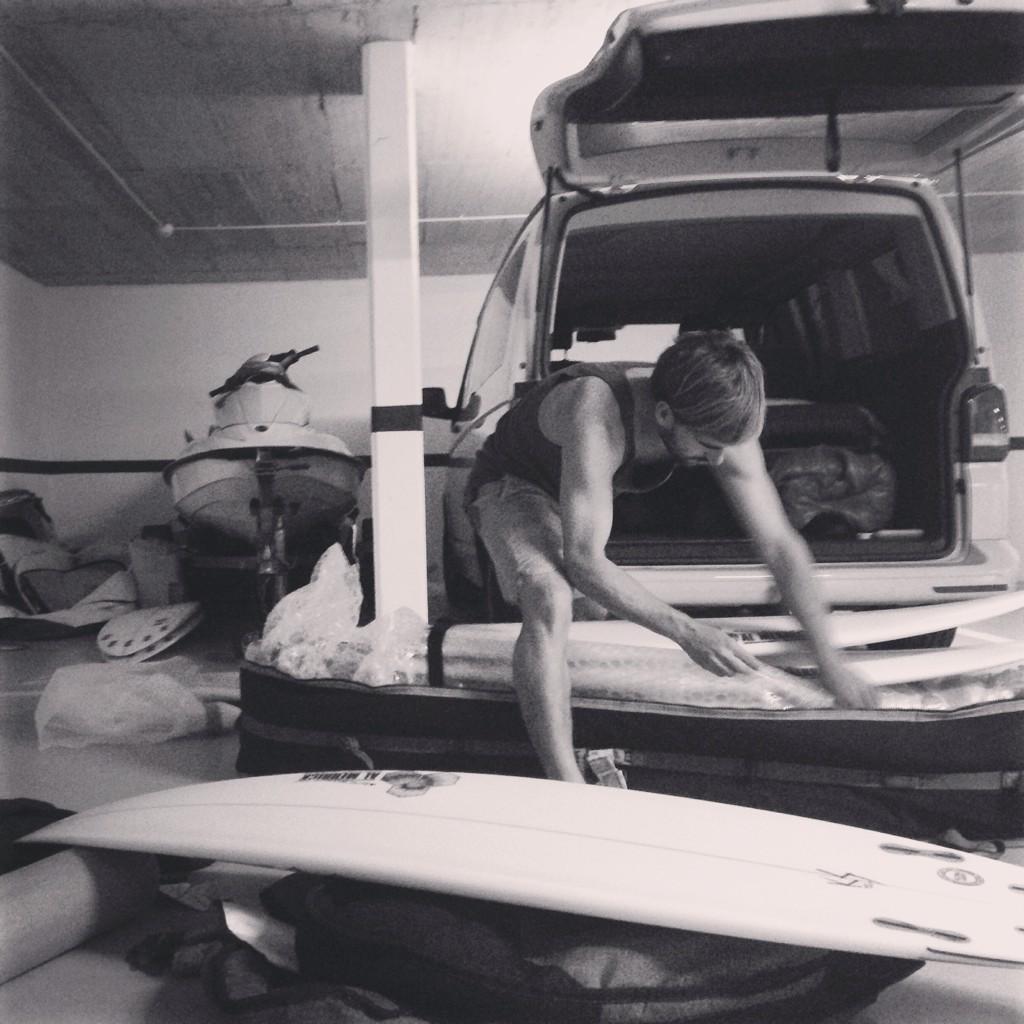 almudena_fer's tweet photo. Last minute packing to Tahiti✈️
Dale con ganas en Teahupoo maitia💪💪💥 #Representing
 #GoAritz @AritzAranburu http://t.co/vOm2Rj8md9