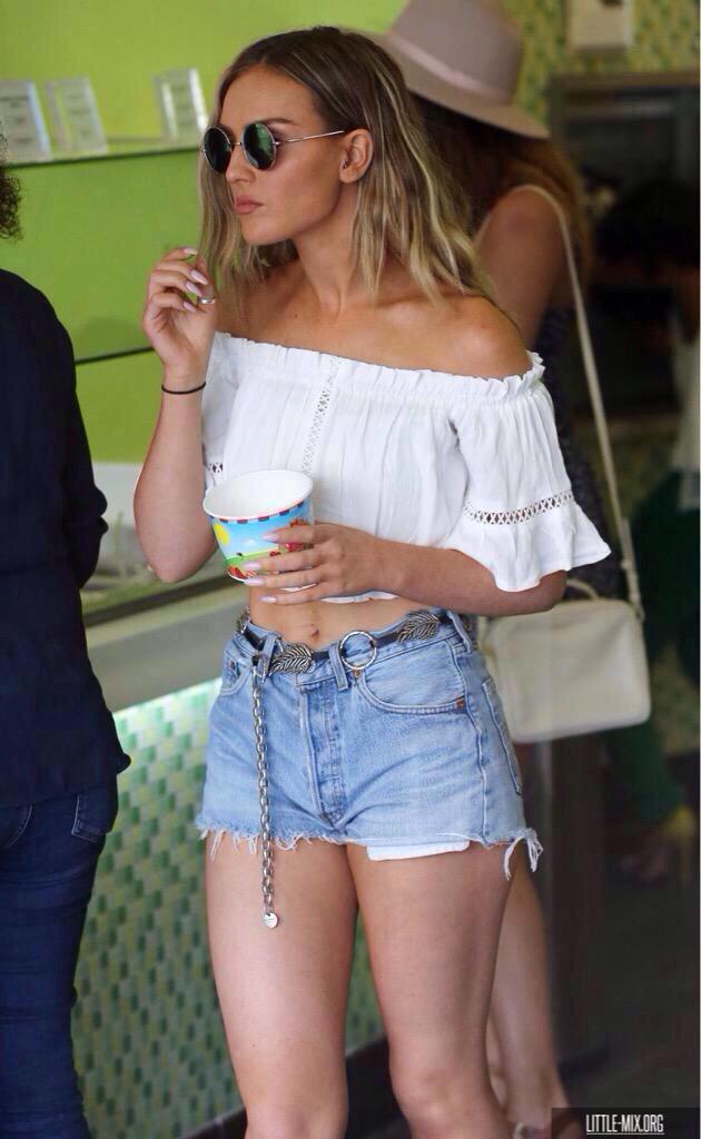 postbestfshn's tweet photo. single perrie 👌🏼😻 http://t.co/zBw3H0QOT8