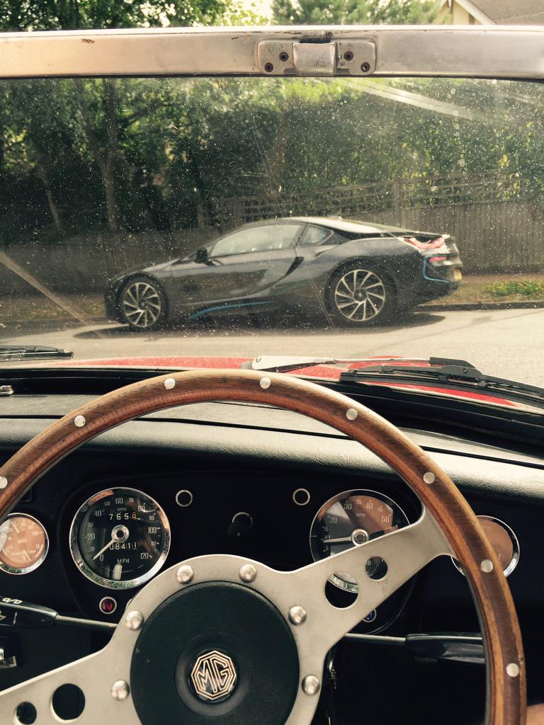 mattstatham's tweet photo. #i8spotted in leafy Surrey @BMW_UK http://t.co/G08lQV9ZO7