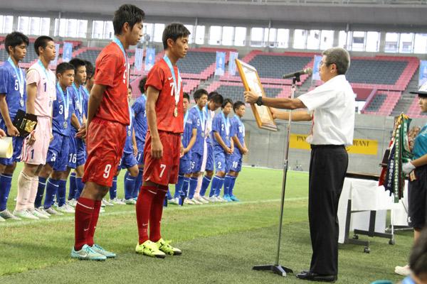 赤い彗星 東福岡高校サッカー 写真館 平成27年度全国高校総合体育大会 決勝 ８月９日 日 15 00 東福岡 市立船橋 全国インターハイ15君が創る近畿総体サッカー競技男子の表彰式 中村健人選手 三宅海斗選手 脇野敦至選手 餅山大輝選手 毎熊晟