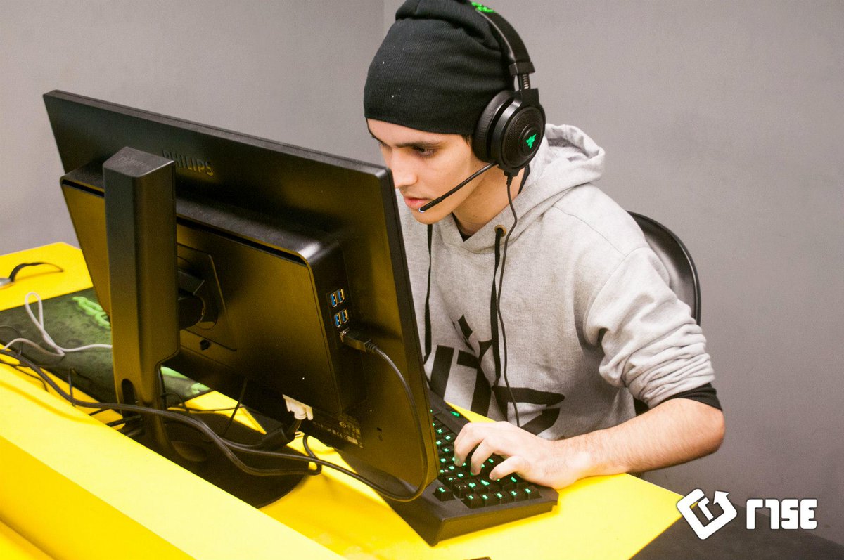 TACOCS's tweet photo. VAI CARAIOOOOOO VAMO QUE VAMO!! Games Academy vs TPR (time do zqk e cia) grande final da XLG http://t.co/ozud3HtEzL http://t.co/Ikk78Ku2FV