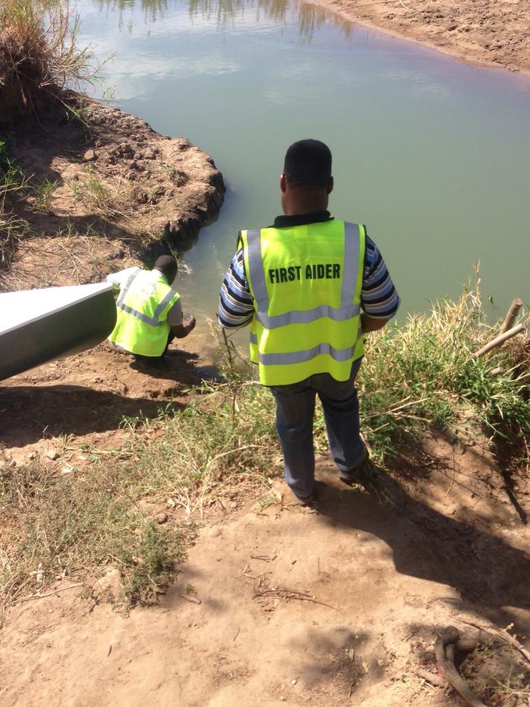 CapitalFMMw's tweet photo. @Total #Malawi assess #Diesel tanker spill in Likwenu river in Liwonde #NationalPark. River still contaminated today http://t.co/71IwZP3MCG