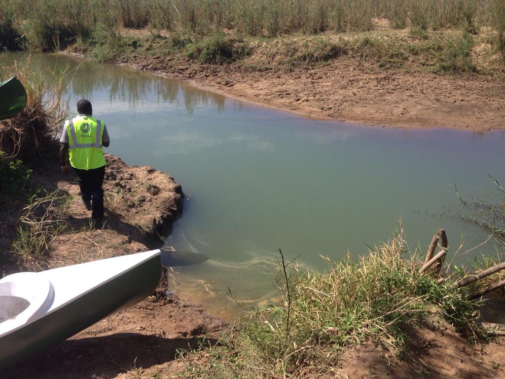 CapitalFMMw's tweet photo. @Total #Malawi assess #Diesel tanker spill in Likwenu river in Liwonde #NationalPark. River still contaminated today http://t.co/71IwZP3MCG