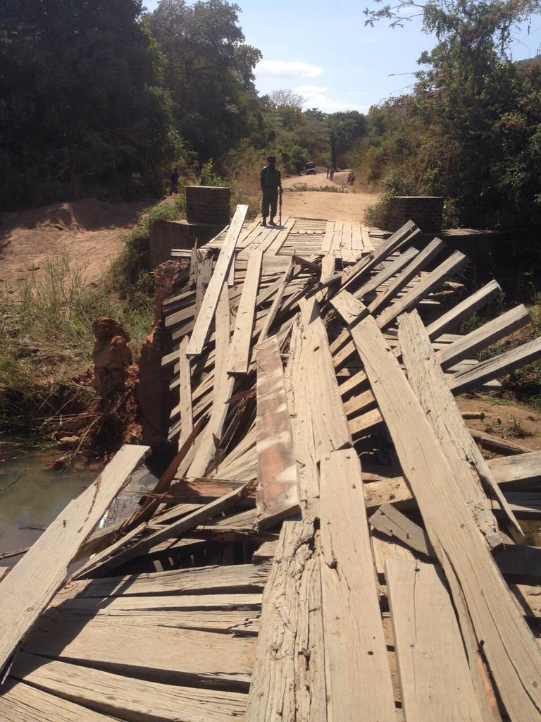CapitalFMMw's tweet photo. @Total #Malawi assess #Diesel tanker spill in Likwenu river in Liwonde #NationalPark. River still contaminated today http://t.co/71IwZP3MCG