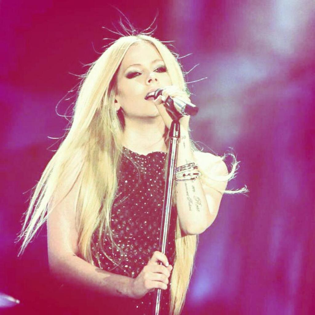 MihajSabrina's tweet photo. Poi c'è lei @AvrilLavigne http://t.co/6R7hL4DG9u