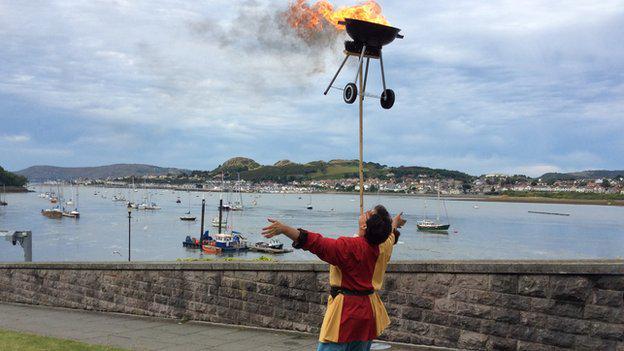 BBCWalesNews's tweet photo. Conwy unveils first jester-in-residence since the 13th Century
http://t.co/oe7jzur5cU http://t.co/oAAniYB8ZI