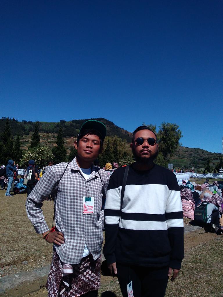CahMbongwangann's tweet photo. Biar eksis di ritual jamasan @FestivalDieng fotolah sama rekan jomblowers @wiranagara #DCF2015 http://t.co/a0hjmYxUsr