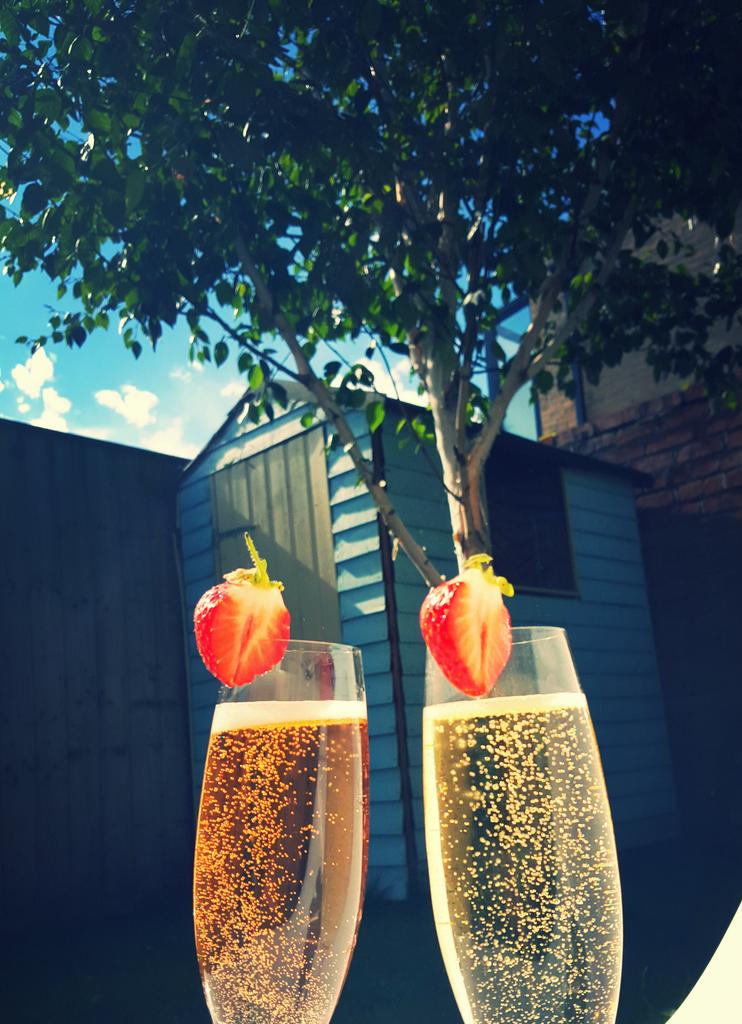 cardiffisyours's tweet photo. Sunny Sundays = Cheesecake & prosecco #diaryfree #blueberrycheescake #Pontcannaliving http://t.co/5sxoJaPGze