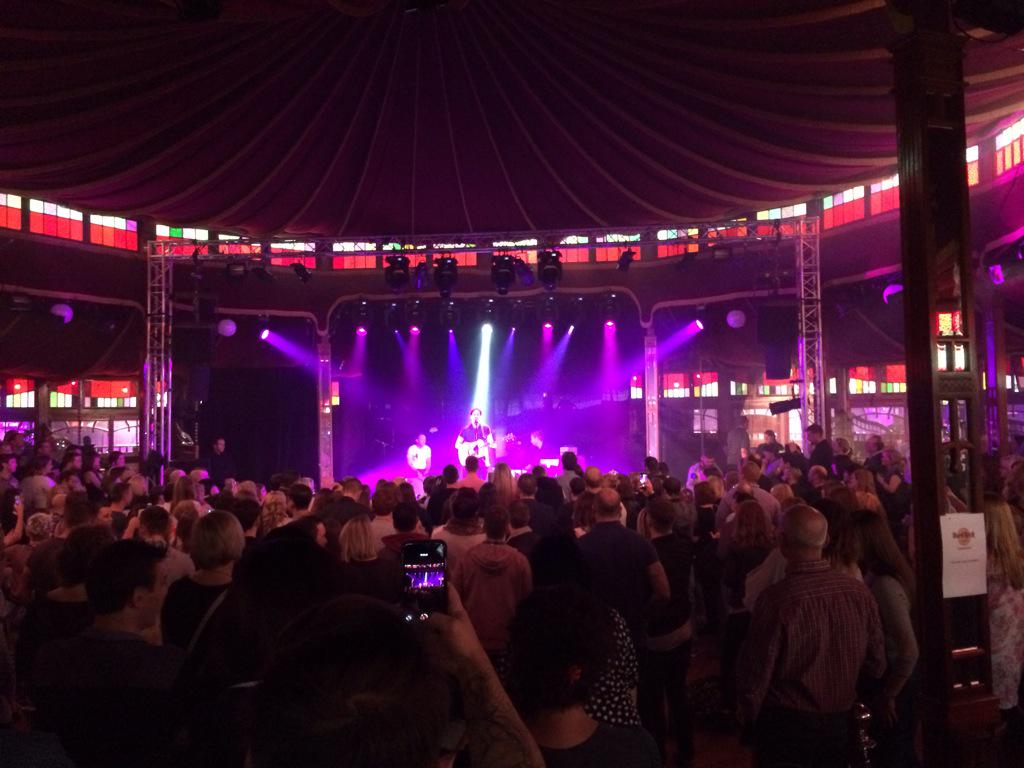 jonnyhrc's tweet photo. @steviemccrorie full house! #hardrockrocks http://t.co/uwwtZ6xcxy
