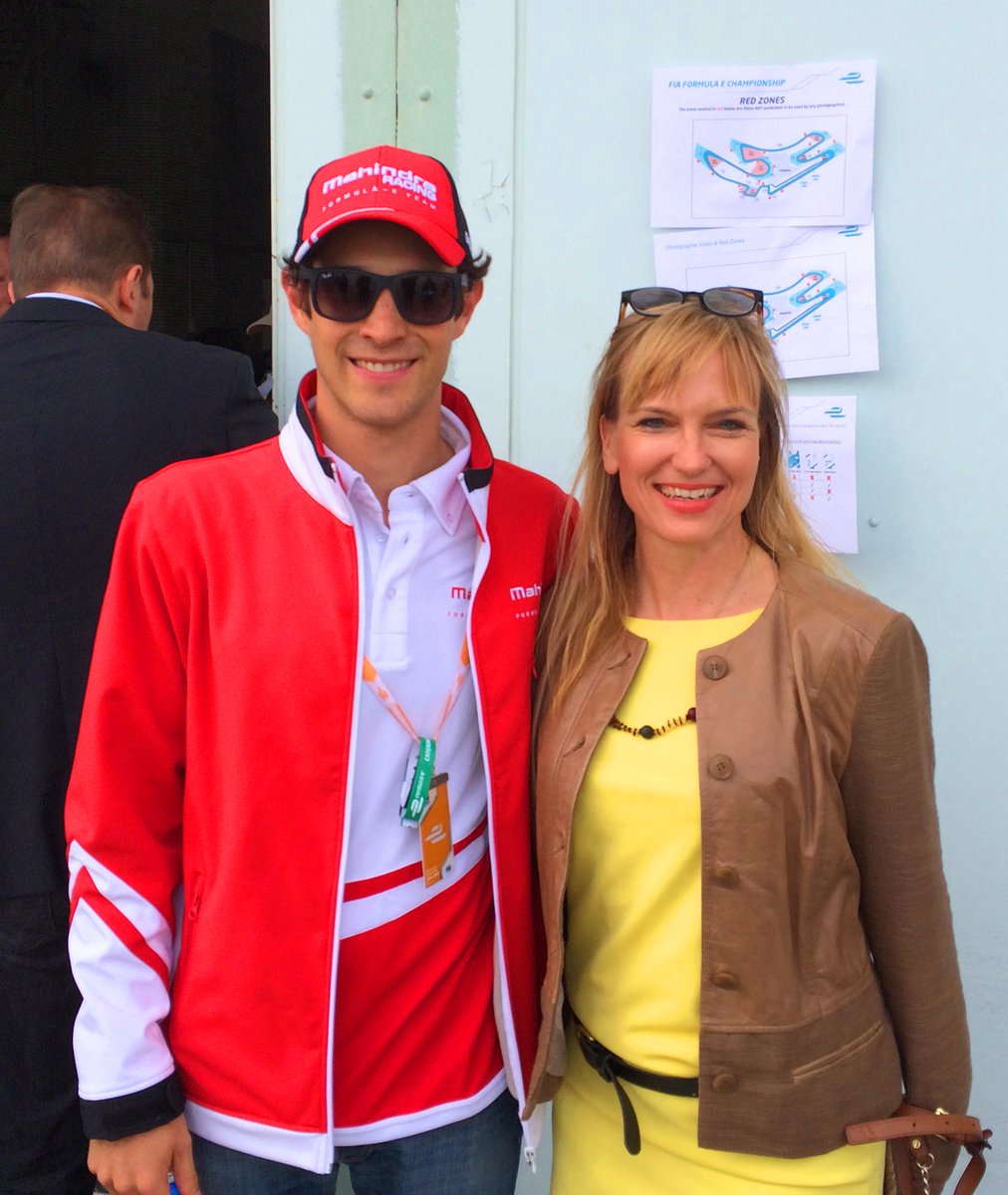 CvonSchaabner's tweet photo. #CUBE München #CUBE Berlin: Interview mit Formular E-Piloten Bruno Senna = ehrlich, authentisch die neue Generation Y http://t.co/yMHZbWcasP