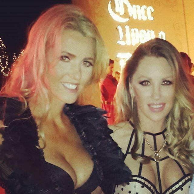 InstaMansion's tweet photo. hanging with @misssarahlouise82 for #msnd2015 at the #PlayboyMansion #InstaMansion http://t.co/LDYg3dcJLI http://t.co/5M8kQGV5Qx