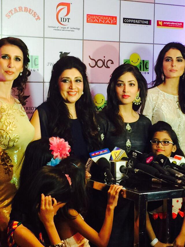 GBTBeTrue's tweet photo. Supporting Ramp For Champs, @Archana_Kochhar @yamigautam @ClaudiaCiesla #PoseForACause #SmileWithAK @smilefoundation http://t.co/ZGELW8gPSD