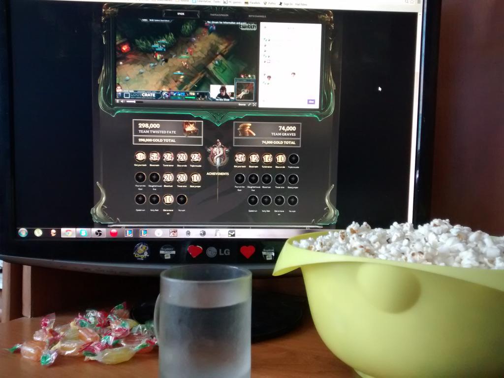 dadarotas's tweet photo. A perfect summer day to watch @Sp4zie stream! <> #bwgoldrush http://t.co/tnSKJoGU5X