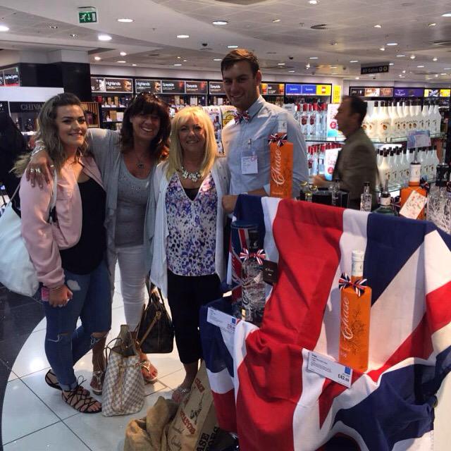 melleighjonesxo's tweet photo. Holibobs time βοΈ πΈπ·πΉ@ChaseVodka #onepotatotwobook #chasevodka #whataten http://t.co/RtPunfdsvk