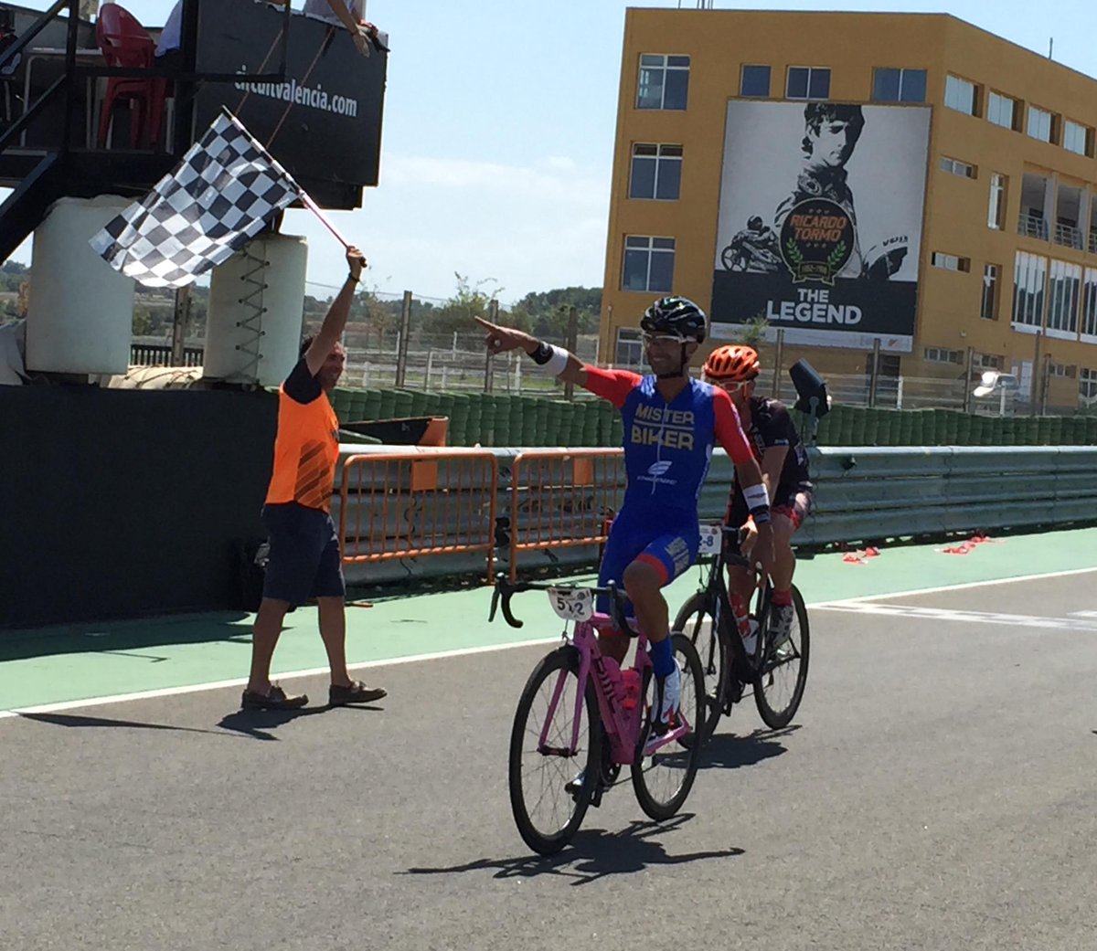 CircuitValencia's tweet photo. Finaaaaaaal, los valencianos de "Desafío Titánico Mr Biker 1" se llevan las #24hcyclocircuit http://t.co/1gxWVbFzfe