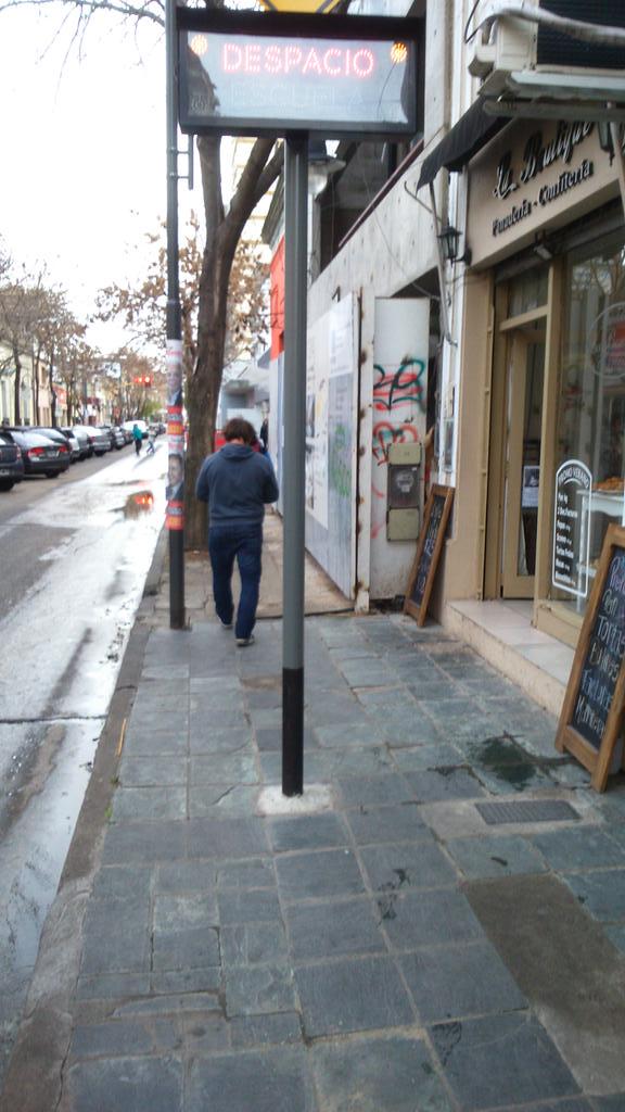 ZalNacho's tweet photo. Peligro en San Fernando!! postes de seňal escolar en el medio de la vereda. Cortá #Lista34 @gastondaquino @mjmprensa http://t.co/d76ISCD4mh