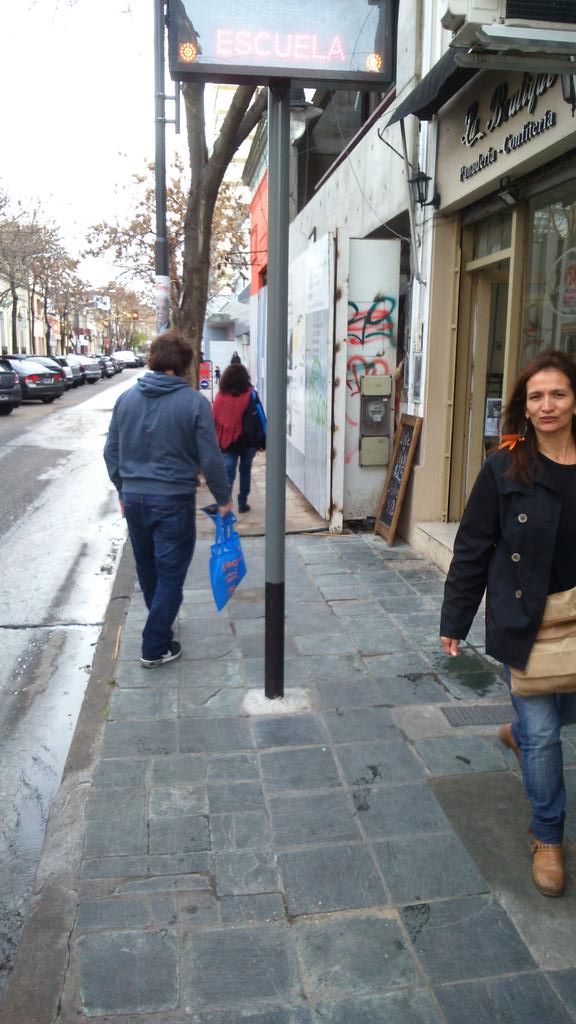 ZalNacho's tweet photo. Peligro en San Fernando!! postes de seňal escolar en el medio de la vereda. Cortá #Lista34 @gastondaquino @mjmprensa http://t.co/d76ISCD4mh
