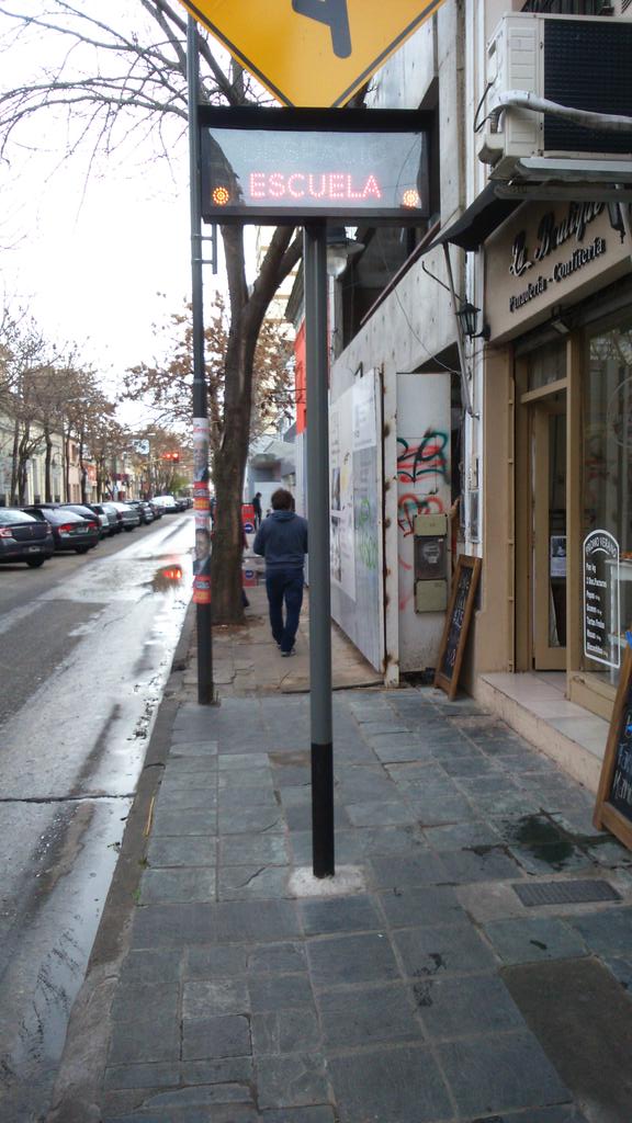 ZalNacho's tweet photo. Peligro en San Fernando!! postes de seňal escolar en el medio de la vereda. Cortá #Lista34 @gastondaquino @mjmprensa http://t.co/d76ISCD4mh