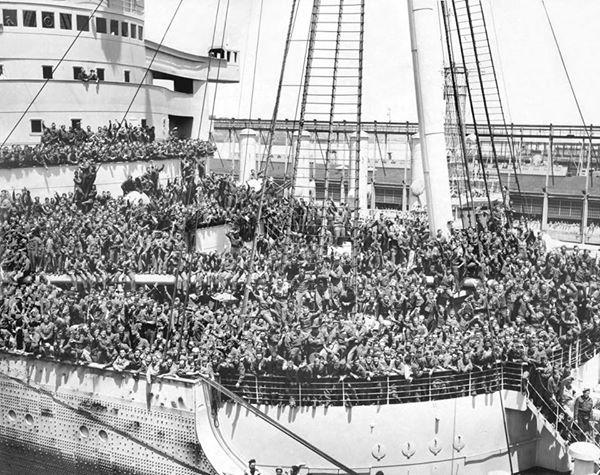 AKissFilmNoir's tweet photo. Troops returning home aboard the Queen Mary, New York, 1945 http://t.co/ZvLuwFZOz8