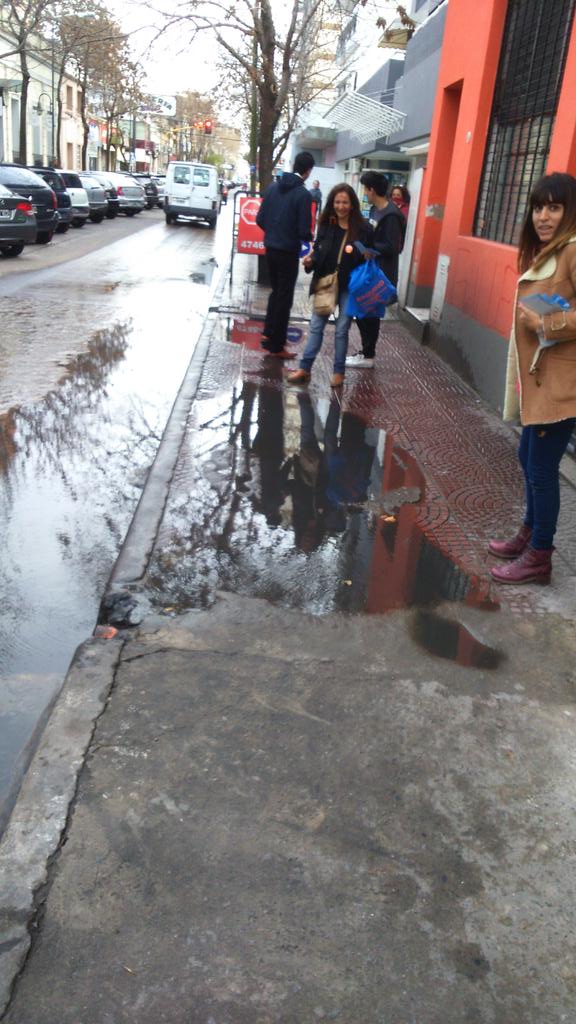 ZalNacho's tweet photo. La city de San Fer las veredas están asi,el municipio debe prevenir y controlar #Lista34 @gastondaquino @mjmprensa http://t.co/Y0Y1RXfePa