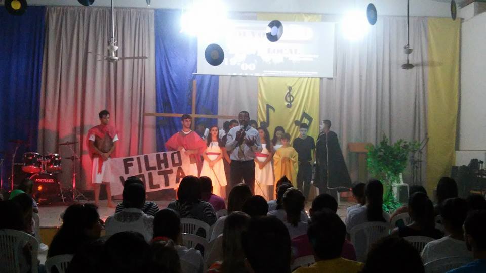 Saleluz15's tweet photo. Ontem nossa CIA de Teatro SaleLUZ esteve na congregação missão Batista em Miracema,com a peça FILHO VOLTA. http://t.co/0DOYgoOCbd