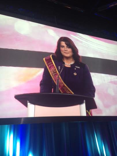 MKSeminar's tweet photo. Du fond du cœur, notre gagnante Dame Entraide nous confie son histoire. #MKSEM http://t.co/pqObQ17IGa