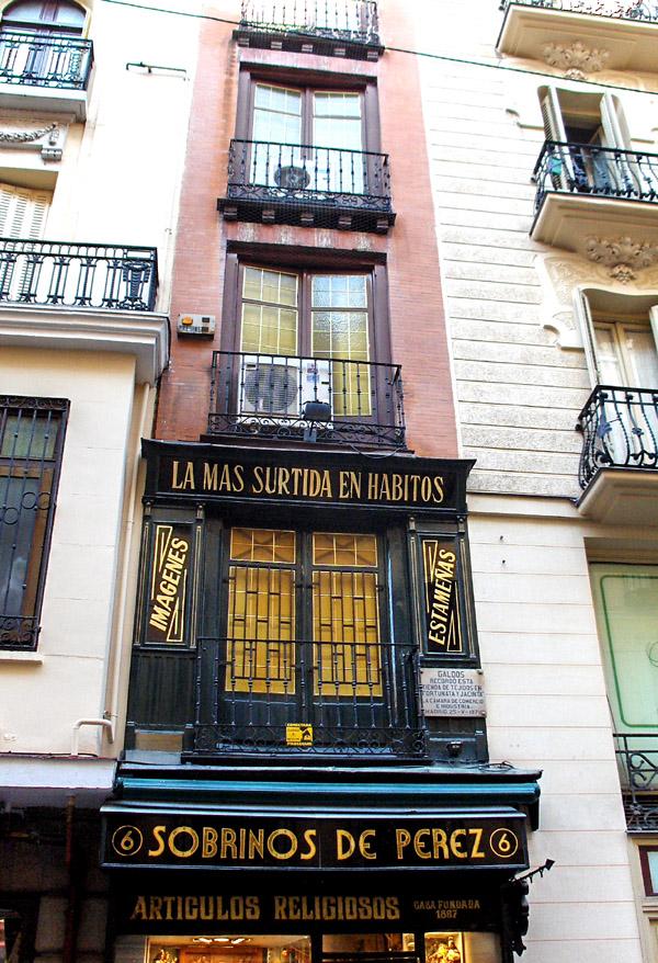 SecretosdeMadri's tweet photo. En la Calle Postas 6, junto a Plaza Mayor, encontramos la casa más estrecha de Madrid. (Foto de @EMNMmag) #secretos http://t.co/aNDv4pAdrN