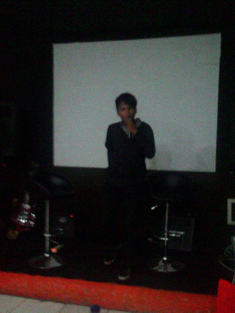 Standupindosrg's tweet photo. Ada comic dari @StandUpKabTang nih... Egiii! #OpenMicBSC_6 http://t.co/yWjTCoZRAd