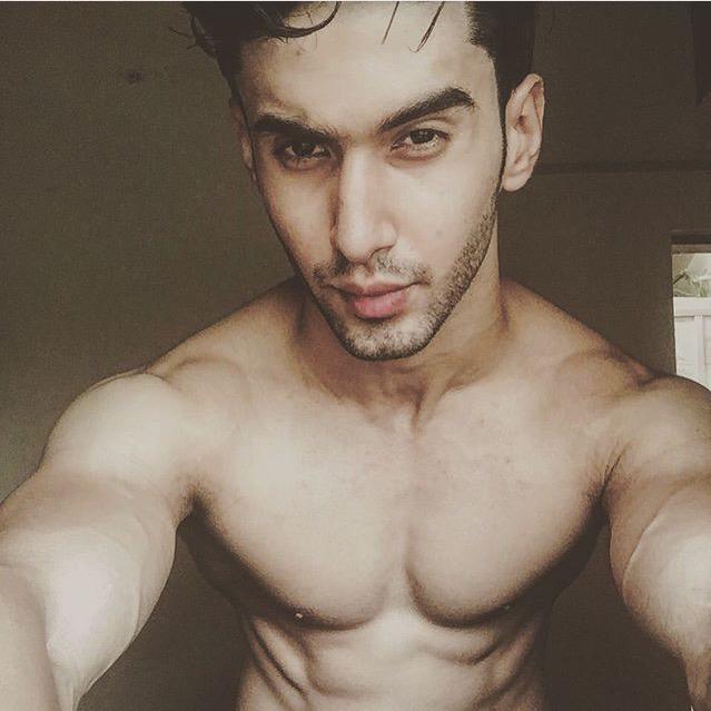 TeamWarriorHigh's tweet photo. New Solo Selfies as they wish u a HappyFriendshipDay!
@sanayapithawala #LakshLalwani #WarriorHigh http://t.co/nbo8Rv43uC