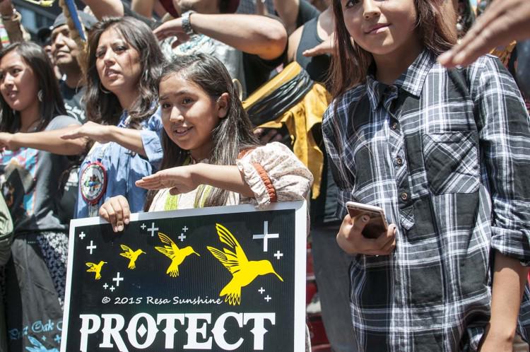 YourAnonNews's tweet photo. Arizona #Apache Mobilize Against Bill Which Hands Sacred #NativeAmerican Land To Mining Co. http://t.co/omvEGbGJ9Z http://t.co/Dg9ecpxE8q