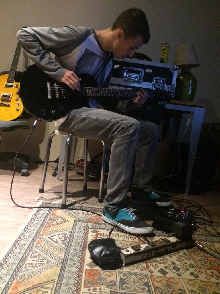 bandawone's tweet photo. Bom dia galera, aqui vai uma foto do nosso guitarrista @ThiagoWone gravando sua guitarra no novo single! http://t.co/aJZbRIcYDl