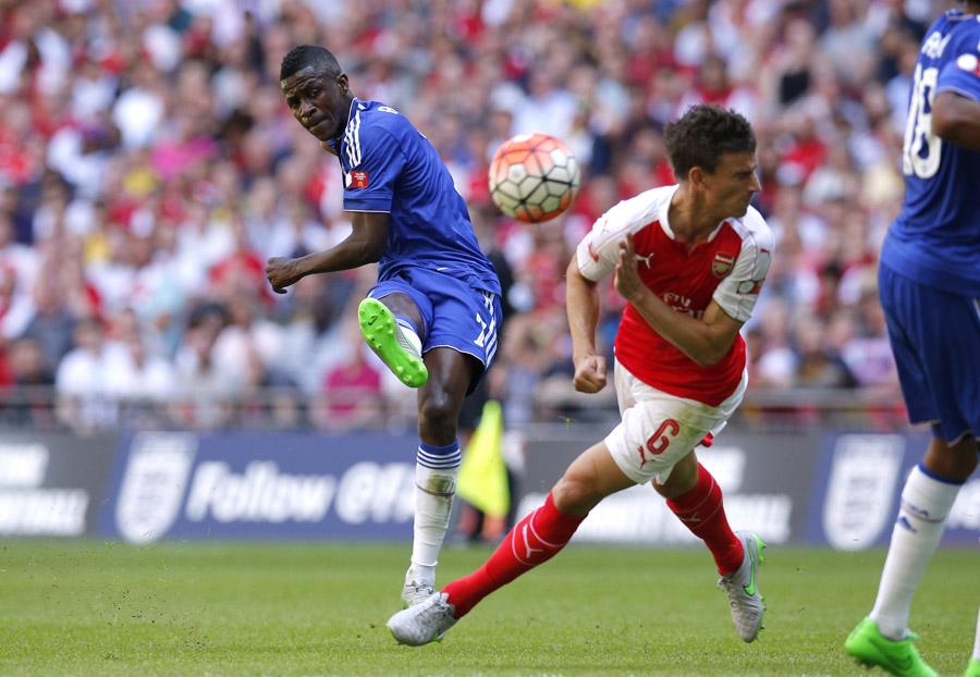 Squawka's tweet photo. Arsenal 1-0 Chelsea HT:

Alex Oxlade-Chamberlain's goal gives the Gunners the lead at the break. http://t.co/n4Lp5ugMdr