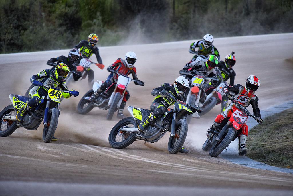ValeYellow46's tweet photo. Grande bagarre al MotoRanch nella prima curva della Americana
54 11 46 97 21 22 16 23 14 http://t.co/Xpzq1WiaJY