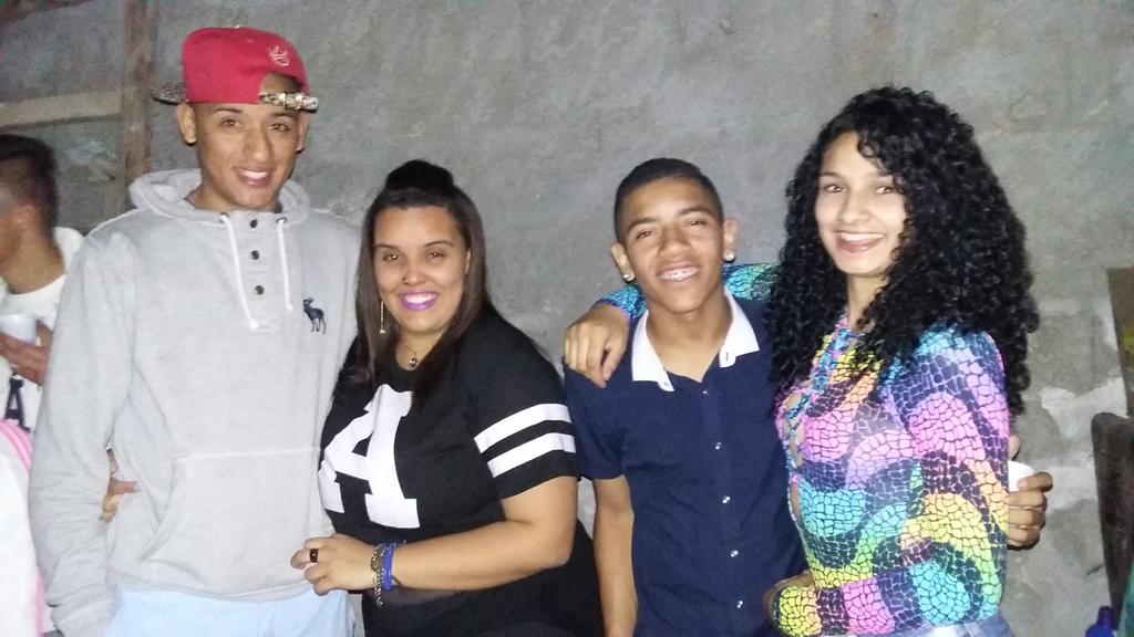 allimka's tweet photo. Algumas coisas na vida a gente vai levar pra sempre 😙💑💏 http://t.co/3uE93ULNM4