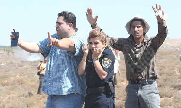 IraniDiaspora's tweet photo. #Palestinians shielding #Israeli policewoman from stones thrown by #Jewish Settlers (occupiers) #WestBank http://t.co/fzUbpe4xBa