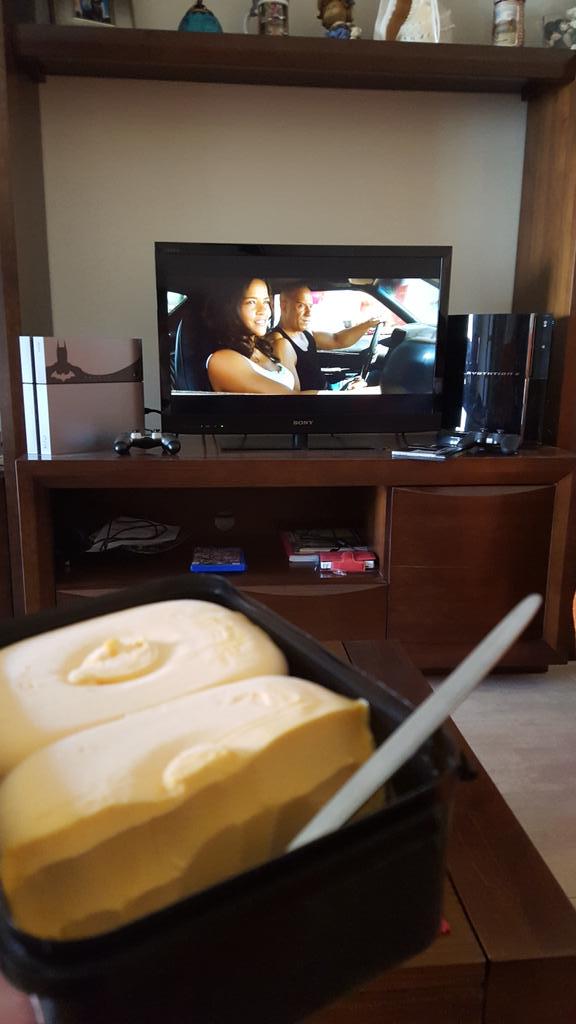 svarodriguez's tweet photo. Viendo ff7 con @andreabrrv  y un helaito http://t.co/AwBbinwmgZ
