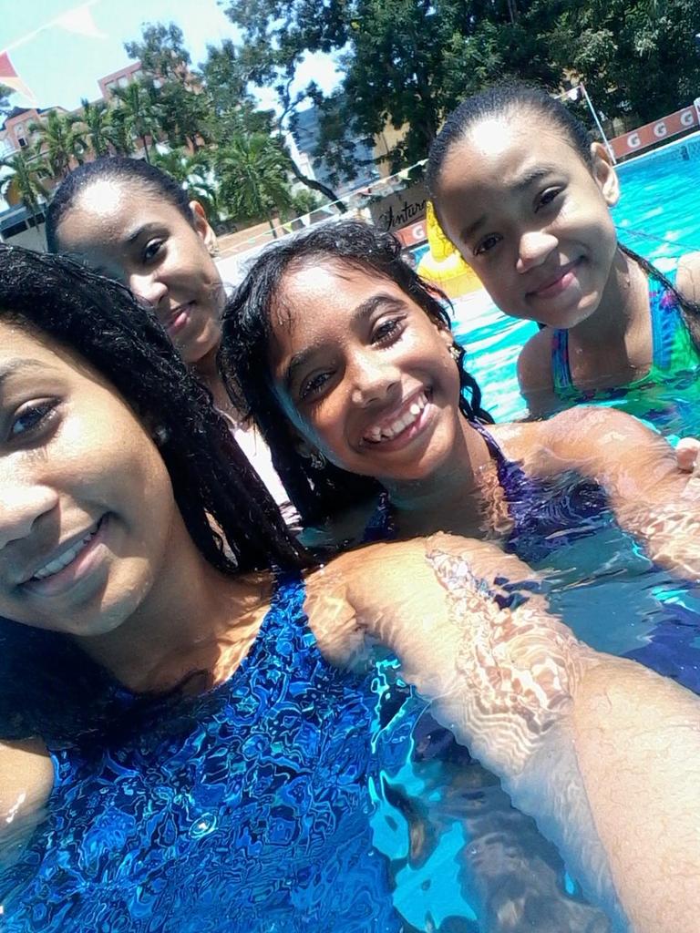 cotizaaah06's tweet photo. Bien de bien se gozo #pooldayfamily #mycousin #mygirl 😍😍😍 http://t.co/8nspWmuMlh