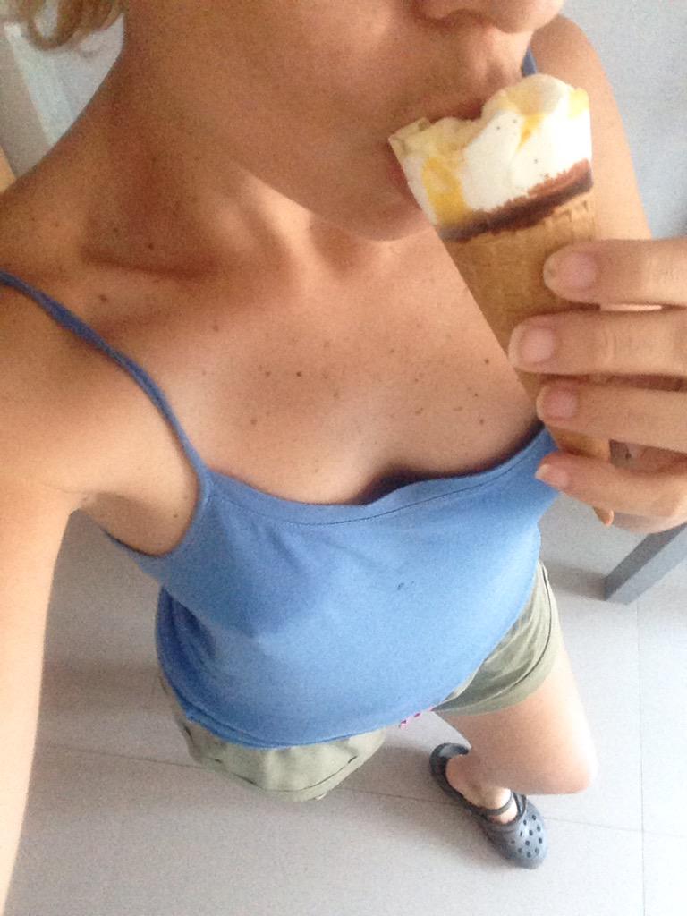 evicanm's tweet photo. #SinFiltros te levantas dsiesta,tu pijama,tus @Crocs abres congelador y coges un @CornettoGlobal d limón #TalYComoSoy http://t.co/1tsqGhuDhk