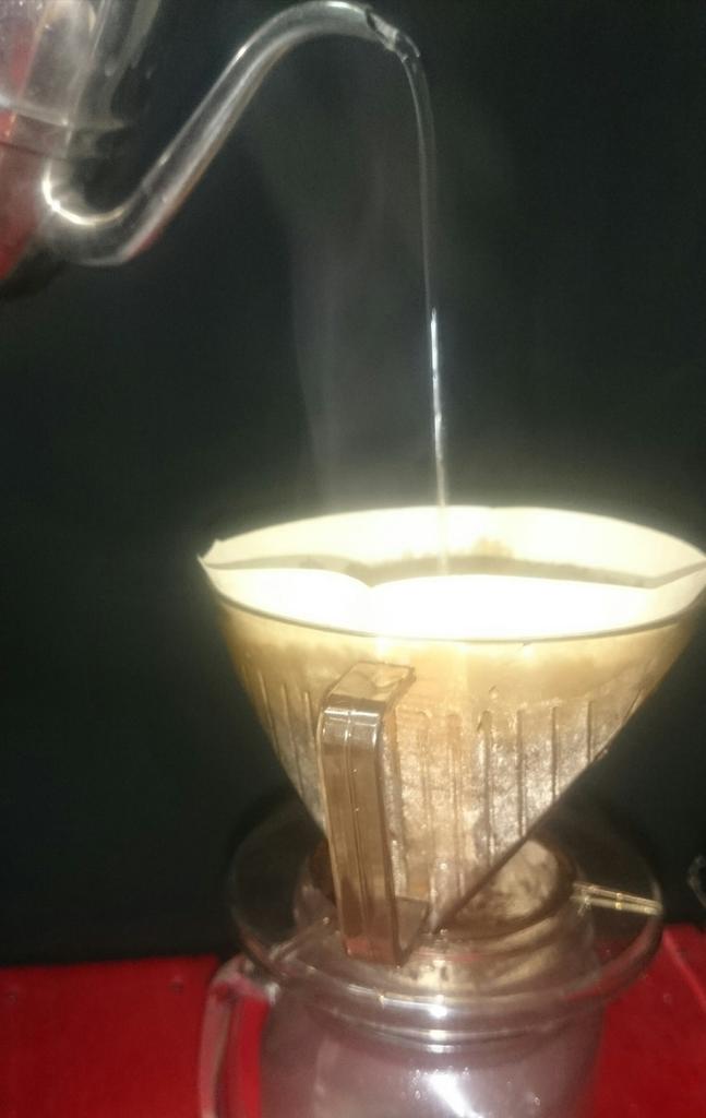 MahasiswaBanjar's tweet photo. Ini namanya teknik vour-ofer membuat kopi, di untitled cafe. http://t.co/oTcKHgBeUH