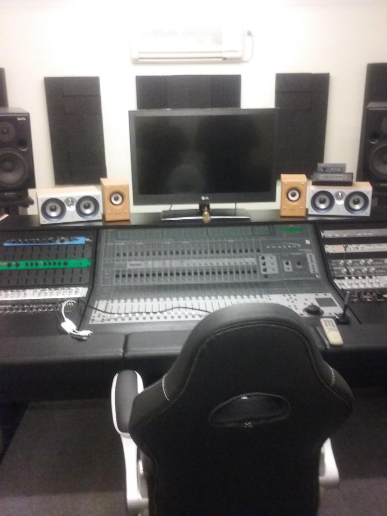 AViiDAduo's tweet image. Hanging out in the studio with @FoncBelago #creatingmusic #aviidamusic