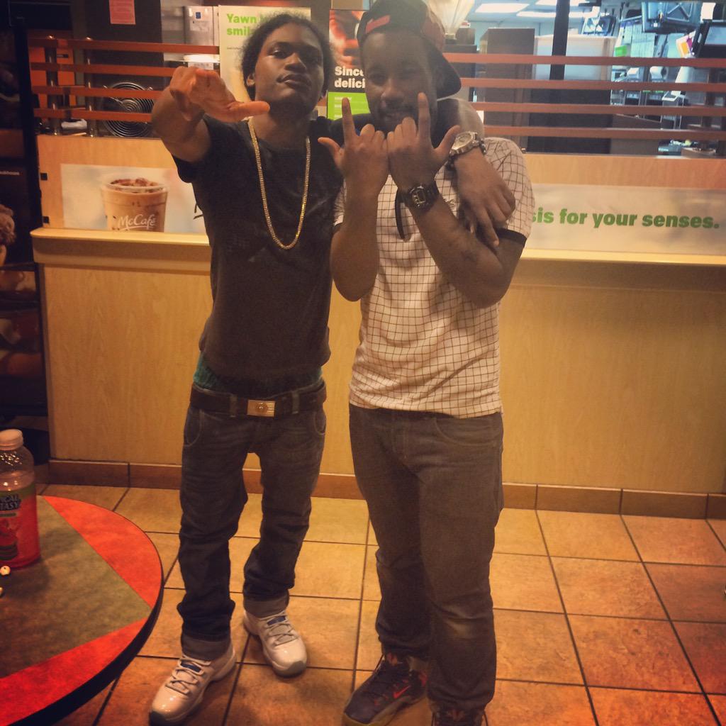 BossManNatee's tweet photo. Last Fridayy Drunk As Shit With My Woes 😈😈😈😈 http://t.co/4OeMPQfbVK