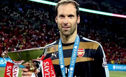 Bolanet's tweet photo. #Bolaneters Karir Petr Cech di Arsenal:

Game Played: 3
Trophies: 3
Clean Sheets: 2

Ngeri! http://t.co/RZKcuy0FWW