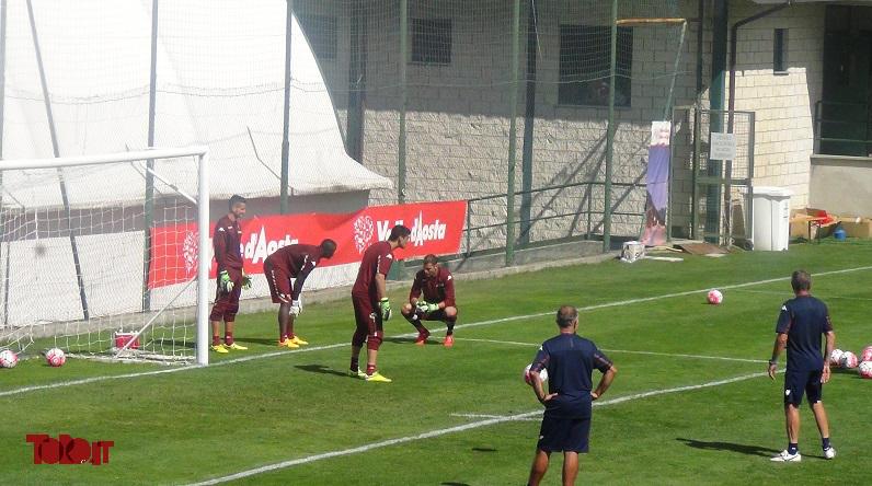 toropuntoit's tweet photo. #ToroaChatillon, i portieri entrano in campo per effettuare il proprio allenamento http://t.co/t1op19CskQ #Toro http://t.co/vK2XsQ49p2