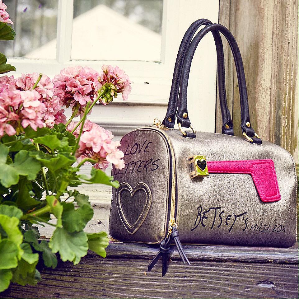 xoBetseyJohnson's tweet image. If you come over to my country house today drop me a little love letter!
🏡🌾💌📪💕💕 XoX💋💋